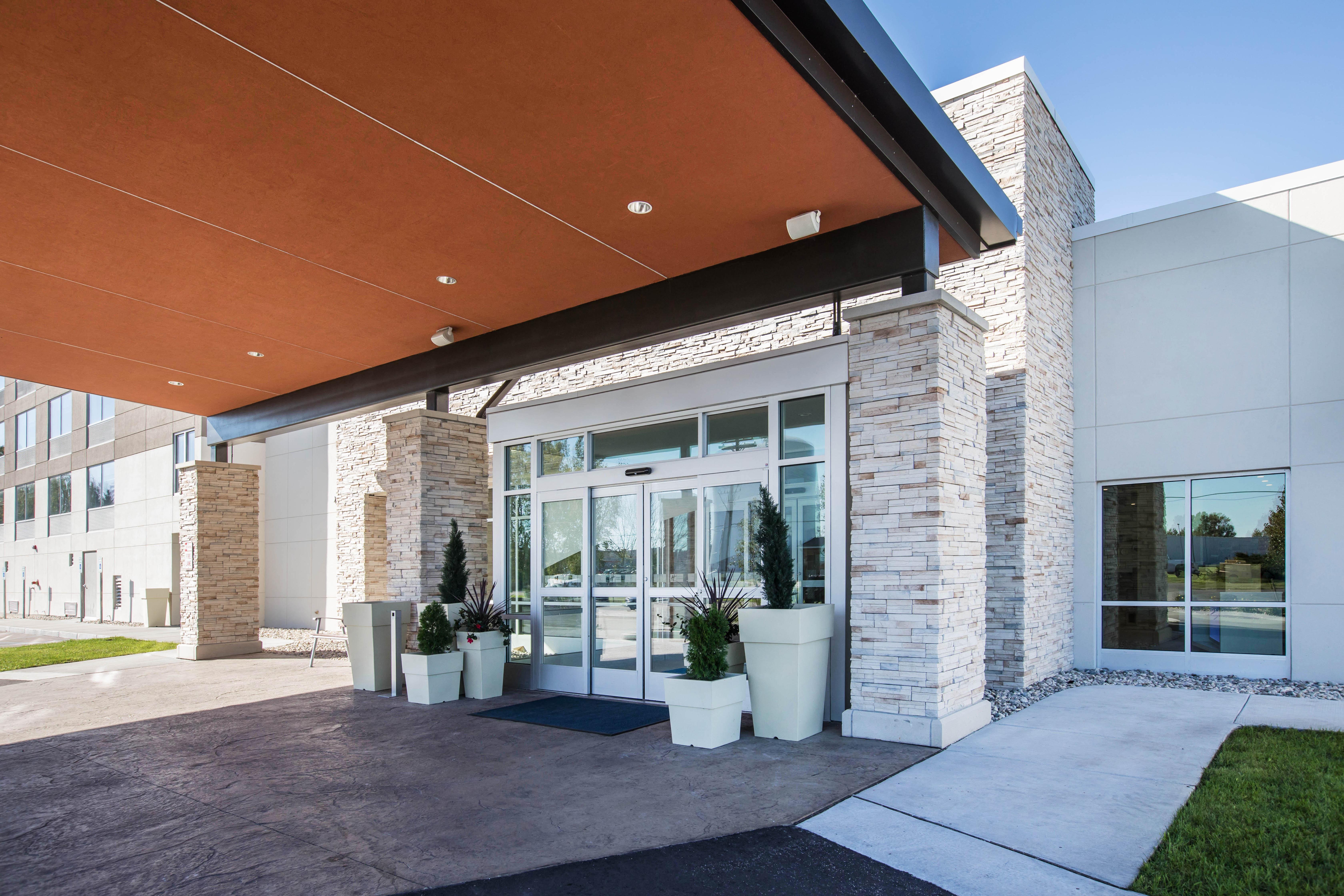 Holiday Inn Express & Suites Ludington, An Ihg Hotel Экстерьер фото